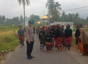 Bhabinkamtibmas dan Babinsa Amankan Nyongkolan, Pastikan Arus Lalu Lintas Tetap Kondusif