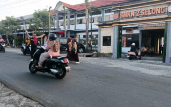 Personel Polsek Sukamulia Laksanakan Giat Rawan Pagi Dan Pengaturan Arus Lalu Lintas Di Depan Smkn 2 Selong