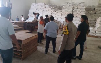 Kawal Stok Pangan Nasional, Polsek Labuapi Dampingi Petani