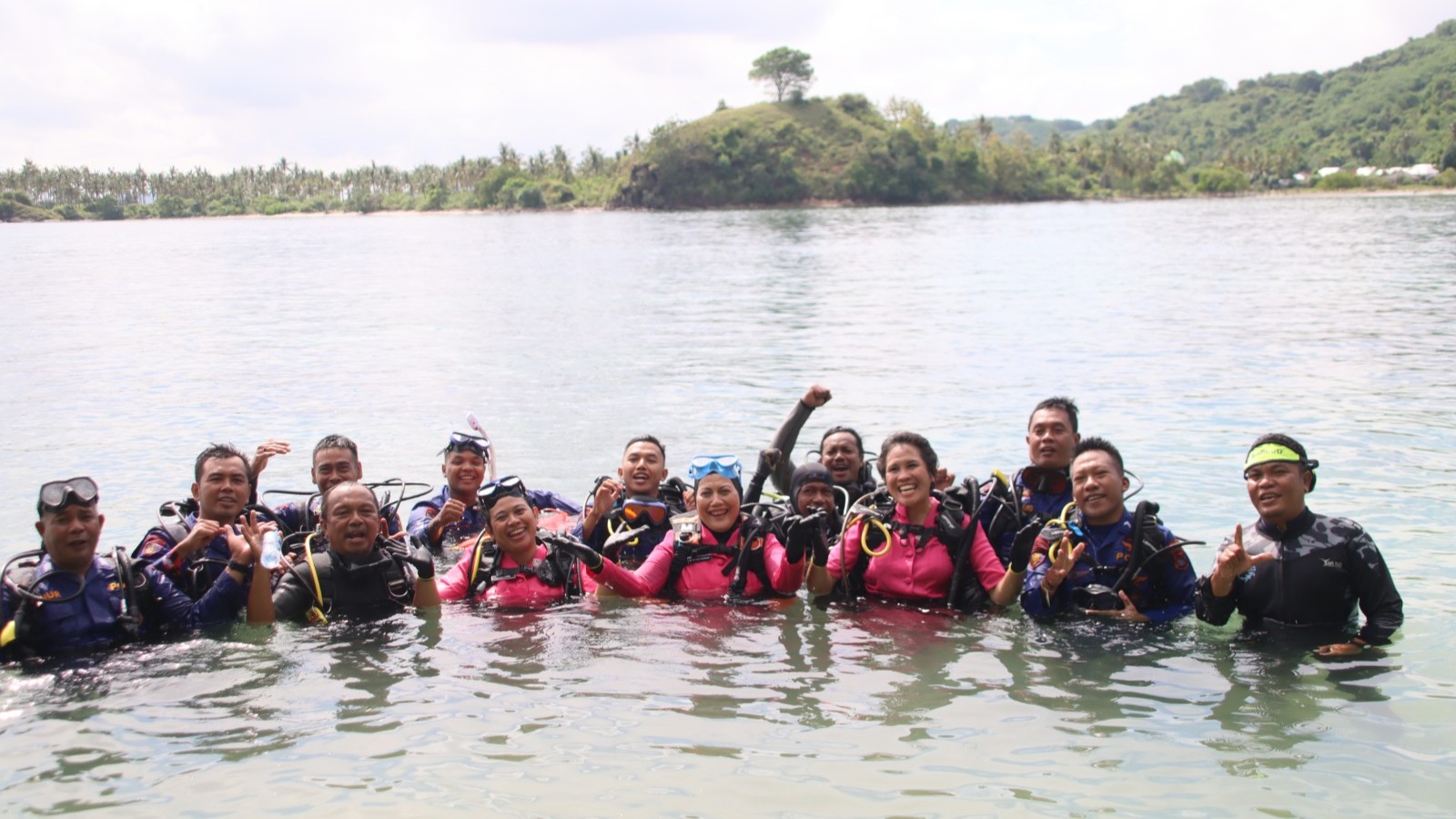 Bhayangkari NTB Gelar Penanaman Terumbu Karang di Hari Bumi