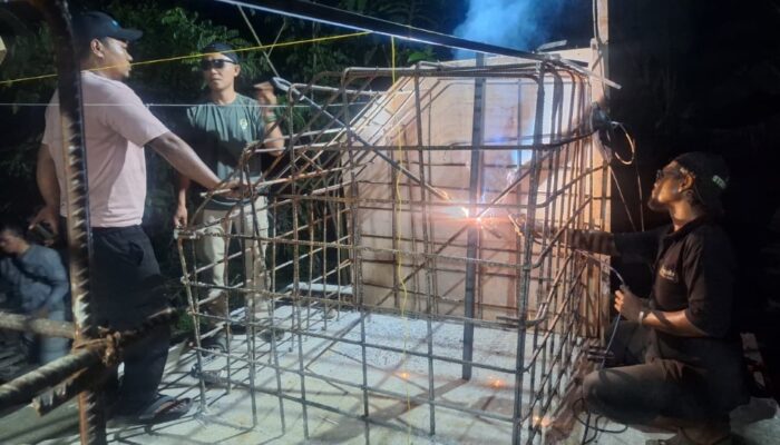 Percikan Las Malam Hari Iringi Pembangunan Jembatan Garuda