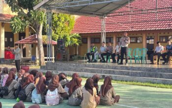 SAT LANTAS POLRES DOMPU GELAR “POLICE GOES TO SCHOOL” DI SMAN 2 DOMPU, TANAMKAN KESADARAN TERTIB BERLALU LINTAS SEJAK DINI