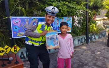 Aksi Humanis Sat Lantas Polres Lombok Barat Ubah Rasa Takut Anak Menjadi Cinta Polisi