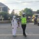 Bantu Siswa Menyeberang, Polisi Ingatkan Pengendara Gunakan Helm SNI dan Lengkapi Surat Kendaraan