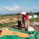 BHABINKAMTIBMAS POLSEK WOJA PANTAU PENJEMURAN HASIL PANEN JAGUNG WARGA DI DESA MUMBU