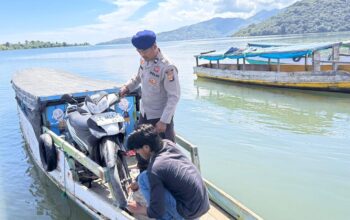 “Polisi Peduli” Satpolairud Polres Bima Kabupaten Bantu Aktivitas Masyarakat di Dermaga Bajo