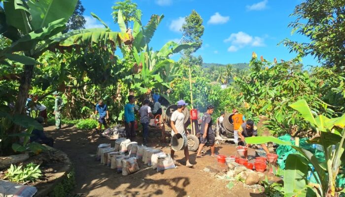 Warga Antusias Bantu Satgas Jembatan Garuda di Genggelang