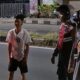 Aksi Humanis Polres Lobar, Bantu Dorong Mobil Mogok Saat Patroli