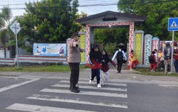 Polsek Sekongkang Hadir di Tengah Aktivitas Pagi Pelajar, Ciptakan Lalu Lintas Aman dan Kondusif