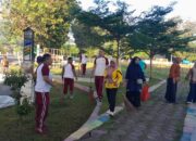 Ciptakan Lingkungan Sehat, Polsek Rasanae Timur Gotong Royong Bersama Warga
