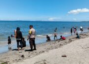 Bhabinkamtibmas Desa Labuhan Haji Monitoring dan Sambang Wisata Pantai, Imbau Pengunjung Jaga Keamanan dan Kebersihan