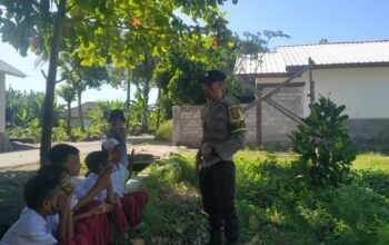 Bhabinkamtibmas Desa Kerumut Berikan Nasehat Dan Motivasi Kepada Murid Sdn 2 Kerumut Melalui Giat Sambang Dan Silaturahmi