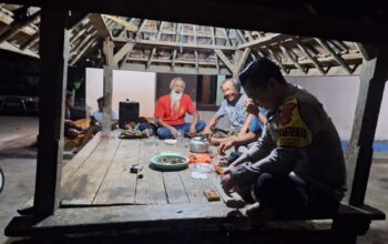 BHABINKAMTIBMAS POLSEK KEMPO AKTIFKAN RONDA MALAM DAN BINA SATKAMLING GUNA JAGA KAMTIBMAS DESA