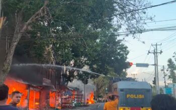 KEBAKARAN HANGUSKAN TUJUH UNIT KIOS DI DOROTANGGA, POLSEK DOMPU LAKUKAN PENGAMANAN DAN PENGATURAN ARUS LALU LINTAS
