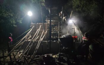 Di Bawah Cahaya Malam, Satgas Garuda Bangun Harapan