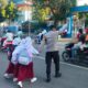 Bantu Pelajar Menyeberang, Personel Polsek Rastim Hadir dalam Pelayanan Rawan Pagi