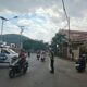 SATLANTAS POLRES DOMPU LAKUKAN REKAYASA DAN PENGATURAN ARUS LALU LINTAS SAAT AKSI BLOKIR JALAN WARGA DI WOJA