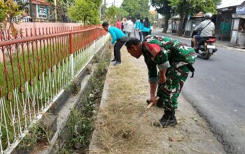 Babinsa dan Warga Kompak Jaga Kebersihan Tanjung Karang