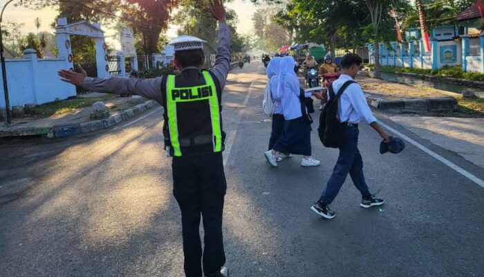 SATLANTAS POLRES DOMPU GELAR RAWAN PAGI DAN SOSIALISASI KESELAMATAN BERLALU LINTAS SECARA HUMANIS