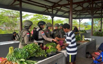 Di Balik Ramainya Pasar Keyabi Nduga, Senyum Mama Papua dan Polwan Damai Cartenz Rajut Rasa Aman dan Nyaman