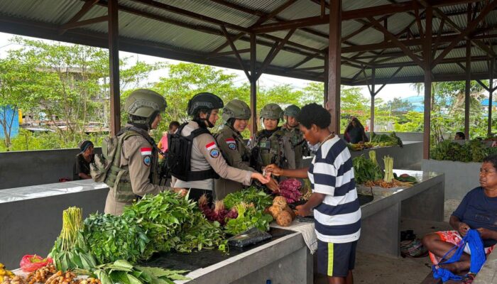 Di Balik Ramainya Pasar Keyabi Nduga, Senyum Mama Papua dan Polwan Damai Cartenz Rajut Rasa Aman dan Nyaman