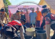 Polres Lombok Barat Distribusikan Air Bersih di Kuripan Selatan