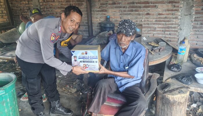 Polsek Sumbawa Tebar Kebaikan Melalui Bakti Sosial Jelang Hari Bhayangkara Ke-80