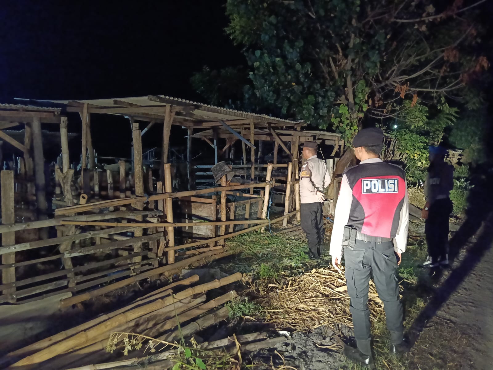 Polsek Sekotong Sosialisasikan Call Center 110 Saat Patroli