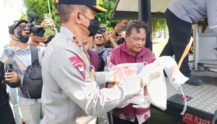 Kapolda NTB Pimpin Pemusnahan 2,4 Kg Sabu dan Ribuan Botol Miras Ilegal, Tegaskan Komitmen Perang Melawan Narkoba