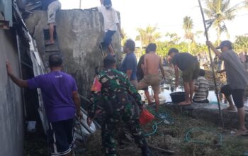 Kebakaran Diduga Akibat Korsleting, Babinsa Dampingi Penanganan Warga