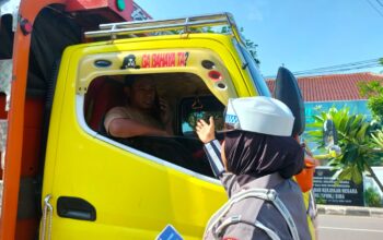 Unit Kamsel Satlantas Polres Bima Kota Edukasi Pengendara Gunakan Helm SNI dan Safety Belt