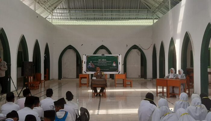 Bhabinkamtibmas Desa Anjani Berikan Penyuluhan Pencegahan Bullying kepada Santri Baru MAPK Syaikh Zainuddin NW Anjani