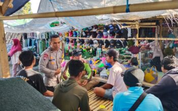 Bhabinkamtibmas Desa Pringgabaya Jalin Silaturahmi dengan Juru Parkir dan Buruh Pasar, Sampaikan Imbauan Kamtibmas