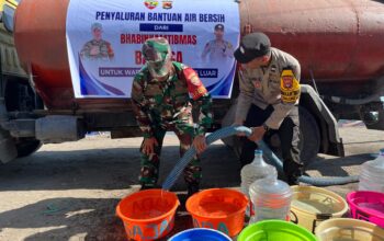 Bhabinkamtibmas dan Babinsa Desa Tanjung Luar Salurkan Bantuan Air Bersih kepada Warga Dusun Toroh Selatan