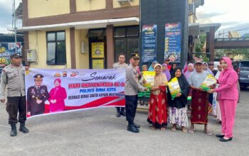 Semarak Hari Bhayangkara ke-80, Polsek Rasanae Barat Bagikan Beras kepada Warga
