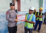 Polsek Kawasan Pelabuhan Lembar Beri Paket Sembako bagi Warga Miskin