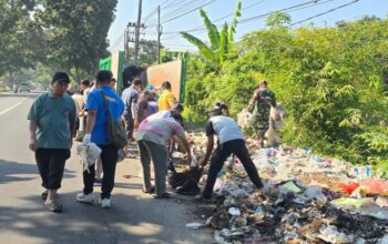 Babinsa Kuripan Utara Bangkitkan Semangat Gotong Royong Bersihkan Jalan Desa