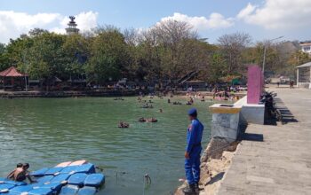 Hadir di Tengah Wisatawan, Sat Polairud Polres Bima Kota Ciptakan Pantai Lawata yang Aman dan Kondusif