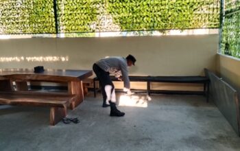 Polsek Pemenang Amankan Pertandingan Sepak Bola Liga 4 Piala Bupati KLU di GOR Mini Pemenang