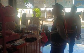 Anggota Piket Polsek Gangga Gelar Patroli Dialogis Malam, Sasar Rumah Makan dan Pemukiman Warga