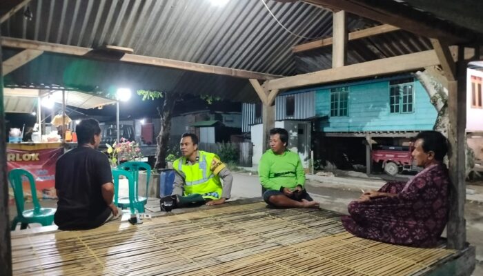 Bhabinkamtibmas Polsek Brang Rea Ajak Warga Rarak Ronges Aktifkan Siskamling Demi Ciptakan Lingkungan Aman