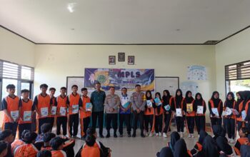 Tutup MPLS SMAN 1 Lunyuk, Kapolsek Lunyuk Berikan Edukasi Hukum Sekaligus Santuni Siswa Yatim