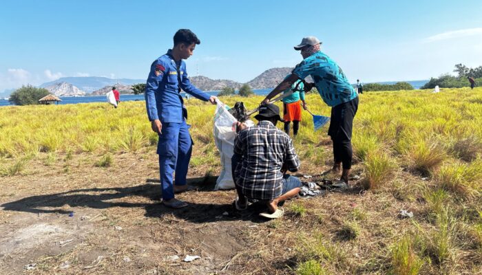 Kapal Polisi XXI-1003 Ditpolairud Polda NTB Ikuti Aksi Bersih Pantai di Pulau Kenawa