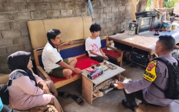 Bhabinkamtibmas Desa Padamara Laksanakan Door to Door System, Edukasi Warga tentang Kamtibmas dan Pelayanan Kepolisian